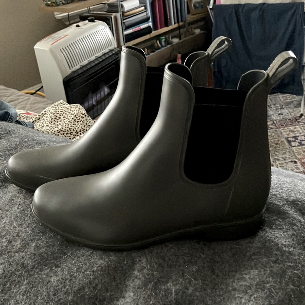 🥾 Target - Women's Chelsea Rain Boots - A New Day. Worn once. Sz 6. Olive/Grey